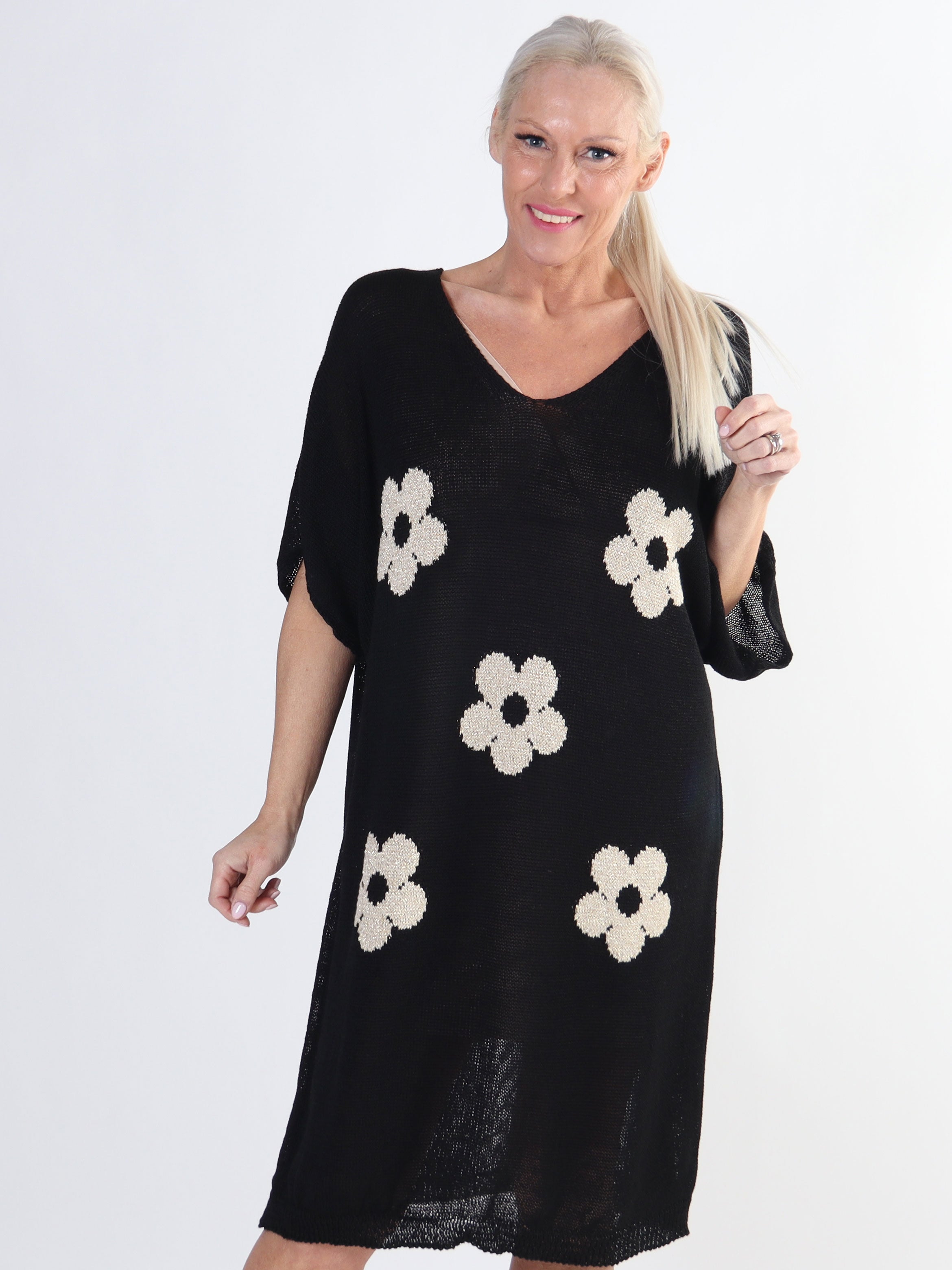 Emine - Söt stickad klänning med kort ärm och blommor och glittriga trådar